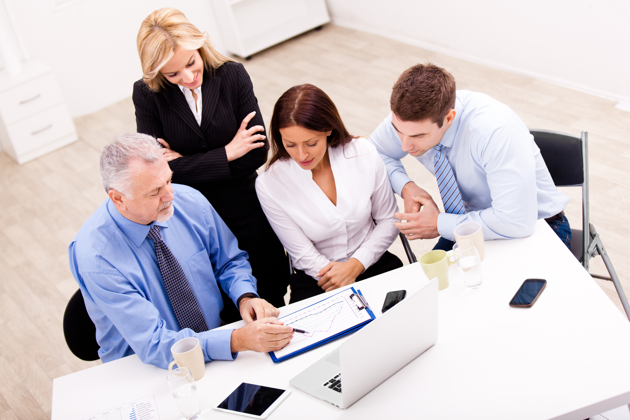 Equipe em reunião discutindo gestão de crédito